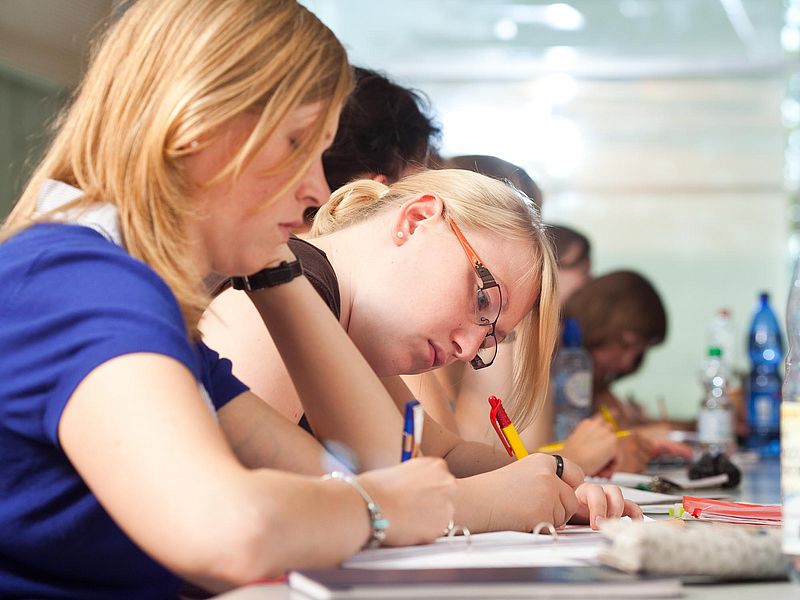 Eine Reihe von Zuhörern in einem Seminarraum.