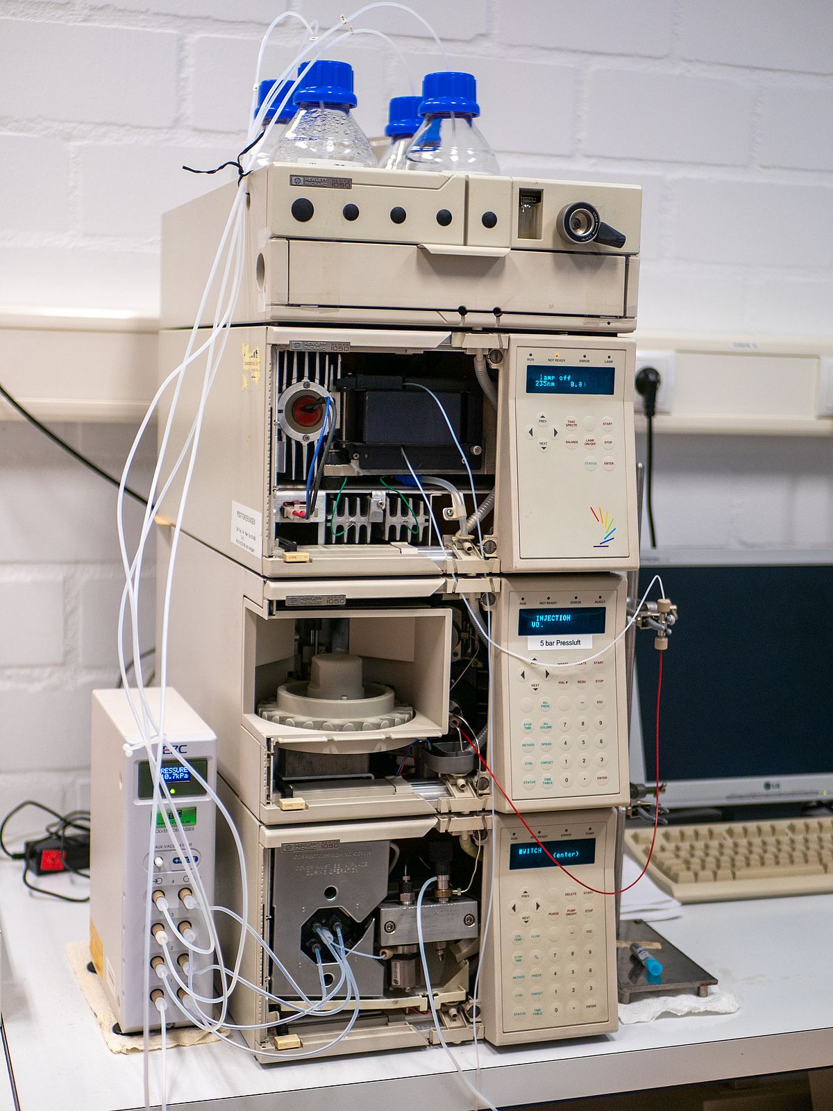 Auf dem Bild ist unsere High Performance Liquid Chromatography Anlage (HPLC) zu sehen.