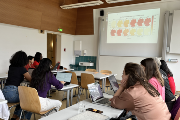 Teilnehmer*innen eines Seminars zur Datenalayse von erneuerbaren Energieressourcen im Rahmen der 26. Informatica Feminale in Bremen