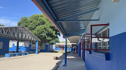 Blaues Schulgebäude der St. Barnabas Primary in Windhoek