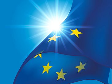 EU-Flagge, im Hintergrund Sonnenstrahlen