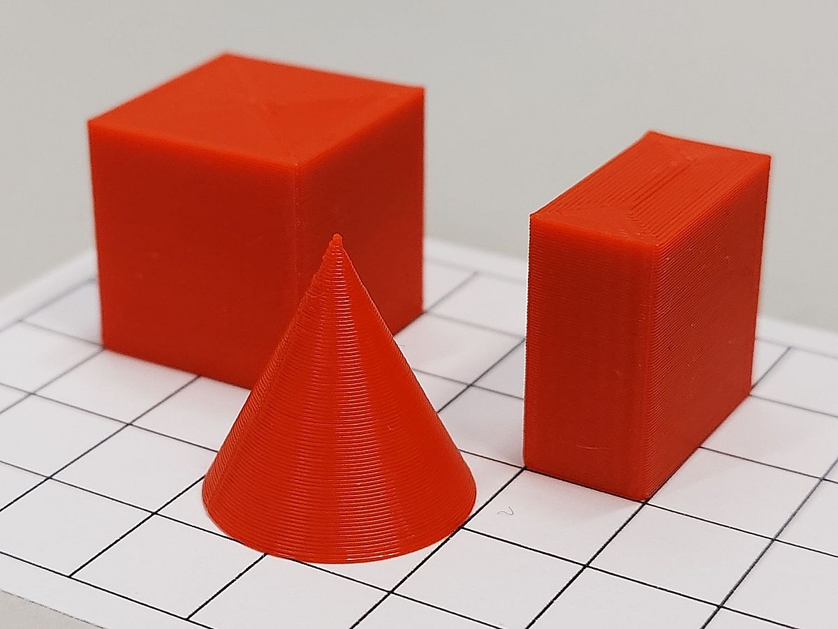 drei geometrische Körper des Materials Ansichtssache auf einem Rasterplan