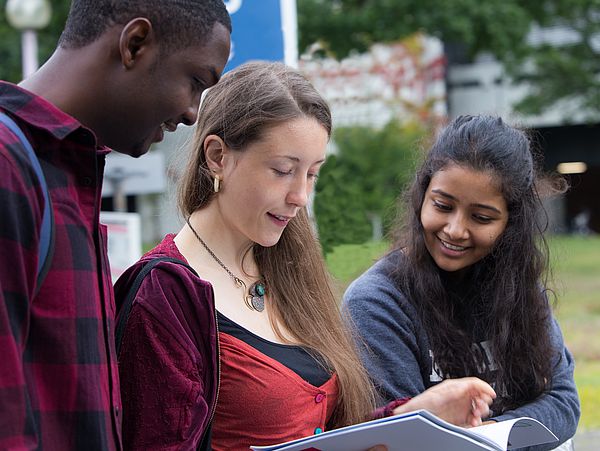 Studierende im Gespräch.