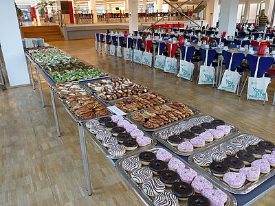 ���������������������������������������������������������������� Büffet mit belegten Brötchen und süßen Brötchen