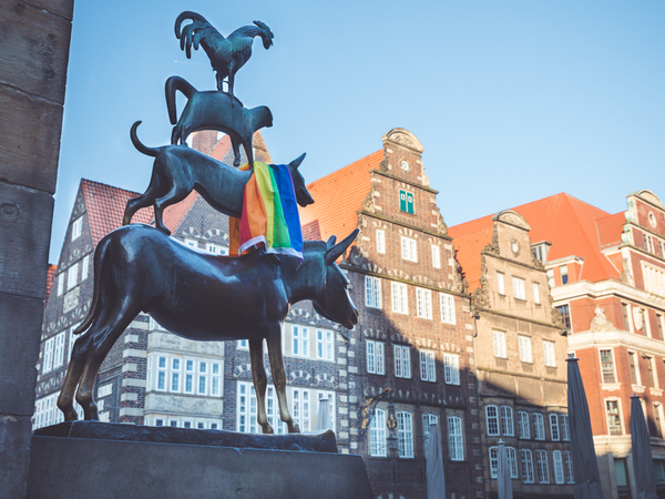 Statue Bremer Stadtmusikanten mit Regenbogen Flagge