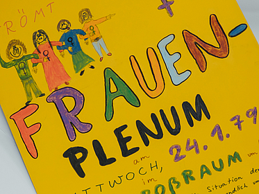 Gelbes Plakat, das zu einem Frauenplenum einlädt