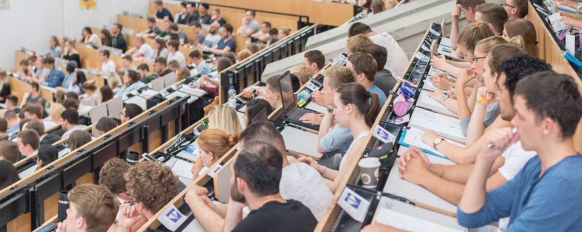 Zuhörer in einem vollen Hörsaal.
