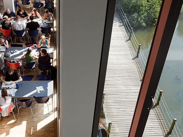 Studierende beim Essen in der Mensa.