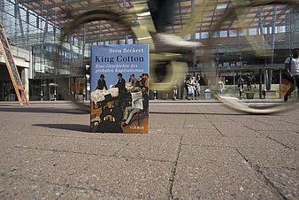 Buch vor dem Eingang zur Uni.
