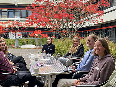 Erstsemester-Studierende im Hof des GW2