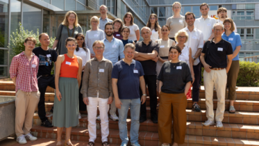 Gruppenfoto auf Treppe draußen