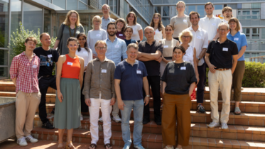 Gruppenfoto auf Treppe draußen