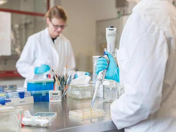 Zwei Personen bei der Arbeit im Labor.