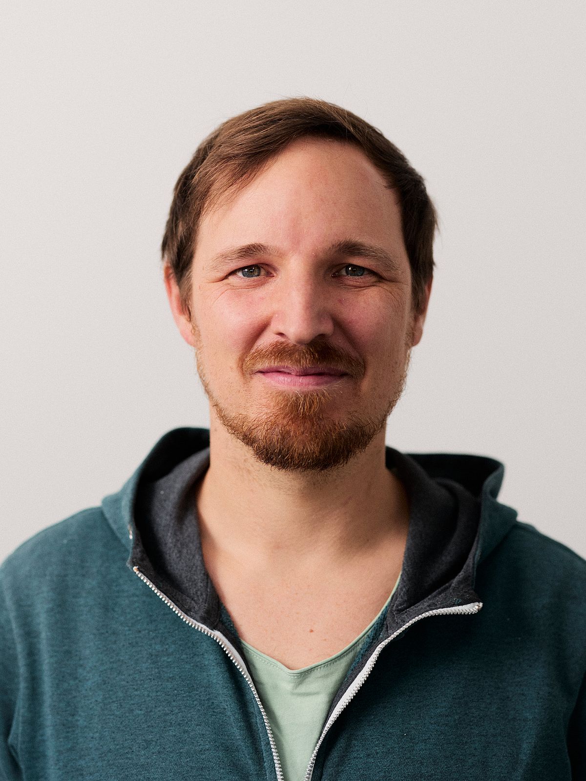 Jonas looks friendly into the camera.