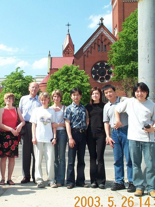 Studierende vor einer Kirche