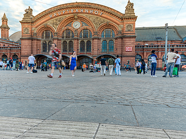 Menschen am Bremer Bahnhofsvorploatz