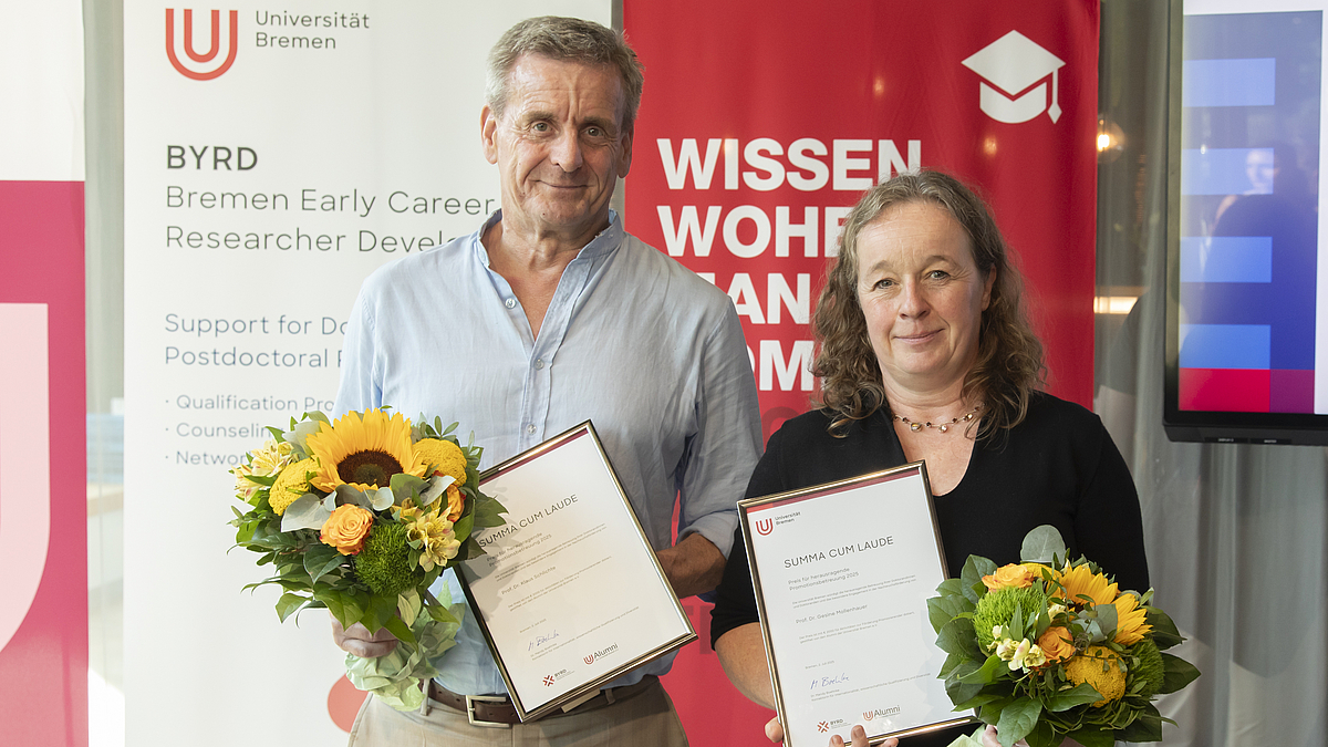 Preisträger:innen mit Urkunden und Blumen