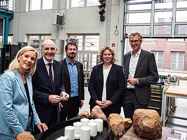 Uni-Rektorin Jutta Günther, Staatsekretär Rolf Bösinger, Prof. Benny Rievers, ZARM, Staatsrätin Wiebke Stuhrberg, Staatsrat Martin Hagen (v.l.)