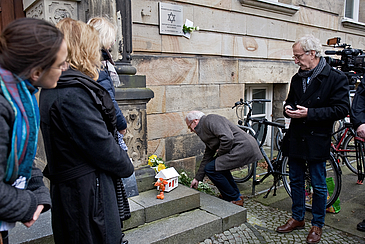Kanzler Mehrtens legt Blumen nieder