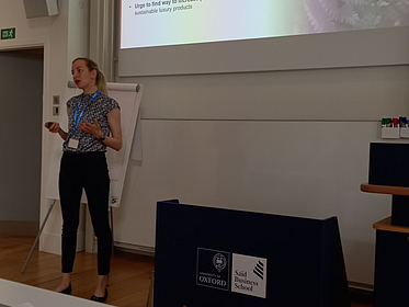 Die externe Doktorandin Caroline Grauel hält eine Präsentation auf einer Konferenz in Oxford