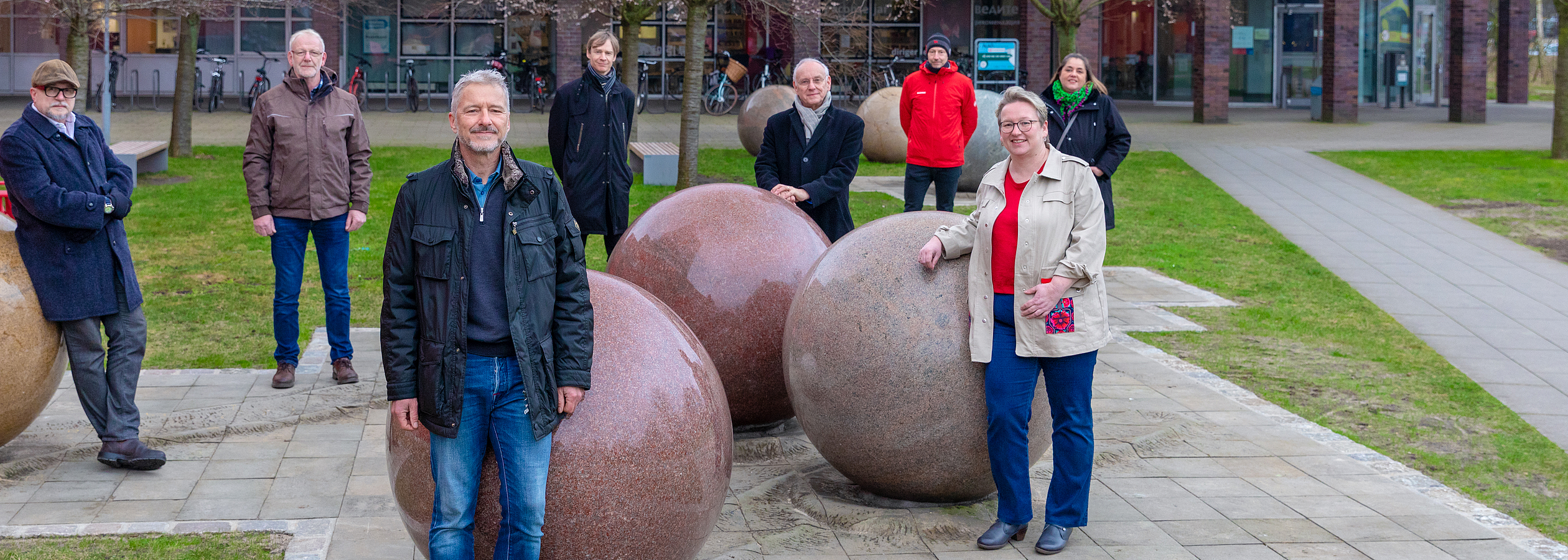 They all contributed to the fact that the new piece of art is now located on the University of Bremen campus (from the left): architect Jens Behnken-Mross (university), Stephan Lauck (Trümper&Wessels construction company), Thomas Flege (Uiberall Foundation), Dr. Ingmar Lähnemann (Bremen Cultural Department), Administrative Department Head Hans-Joachim Orlok (university), Wilhelm Petry (Bremen City development team), University Director of Finance and Administration Frauke Meyer, and Nicole Nowak (Bremen Cultural Department).