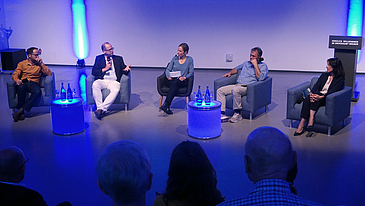Die vier Gäste der Paneldiskussion zusammen mit Hanna Lührs als Moderatorin.
