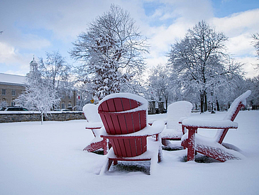 Drei Stühle im Schnee