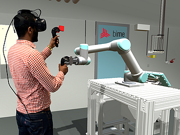 Eine männliche Person interagiert mit einem virtuellen Industrieroboter