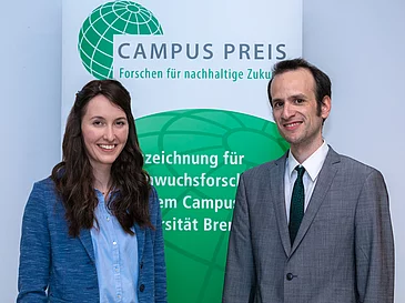 Iris Dücker (left) and Dr. Andreas Gutmann from the University of Bremen were honoured with this year’s “CAMPUS AWARD: Research for a Sustainable Future”. Prospective teacher Iris Dücker from Loxstedt near Bremerhaven received the prize for her Master's thesis on digital teaching materials that provide a better understanding of sustainability and modern agriculture. Legal scholar Dr Andreas Gutmann was recognised for his dissertation on the rights of "nature or pacha mama" in the Ecuadorian constitution.