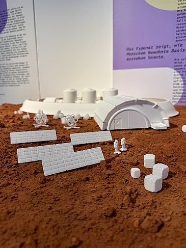 3D-model with habitats and sun collectors, displayed at Haus der Wissenschaft