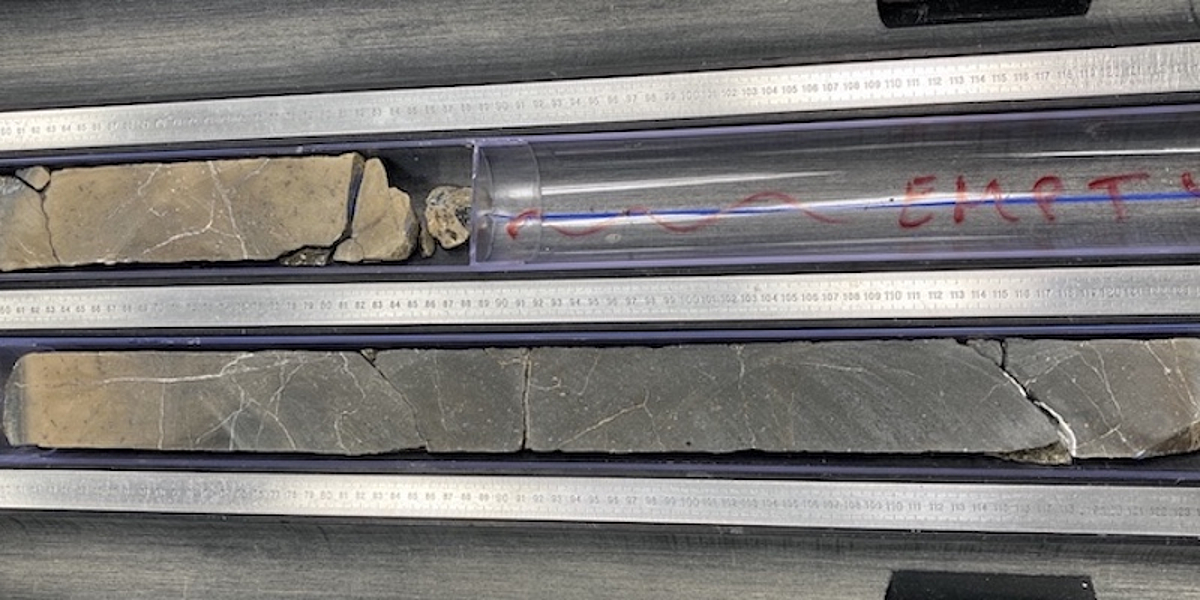Zwei Kunststoffrohre mit Fragmenten eines grau-braun farbigen Bohrkerns einer 49 Millionen Jahre alten Kissenlava.