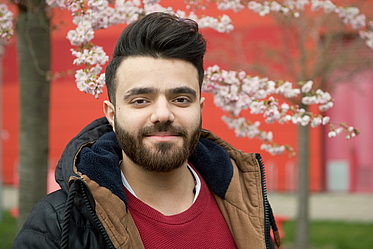 Porträt eines jungen Mannes.