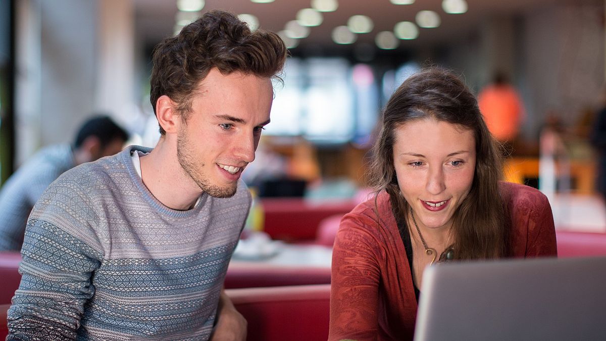 Studierende in der Cafeteria des GW 2.