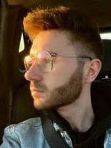 Foto von Piotr Dzien, Profilansicht mit Brille + Sonne im Gesicht