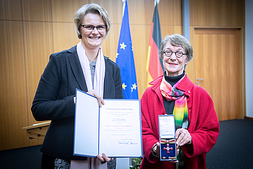 Bundesbildungsministerin Anja Karliczeck überreicht Professorin Konstanze Plett das Bundesverdienstkreuz