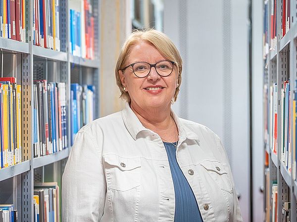 Silke Huesmann in der Bibliothek.
