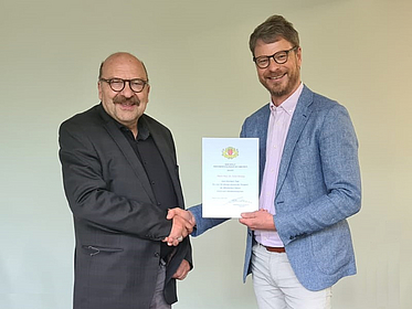 Überreichung der Urkunde