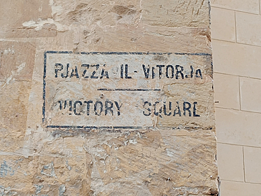 Straßenschild Malta Zweisprachiges Straßenschild in Malta