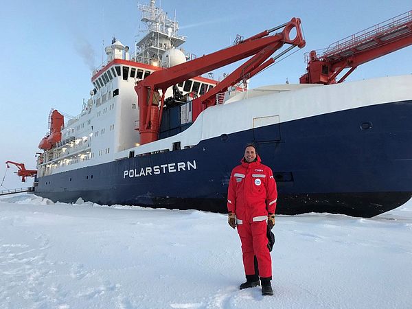 Dr. Gunnar Spreen mit der Polarstern in der Arktis.