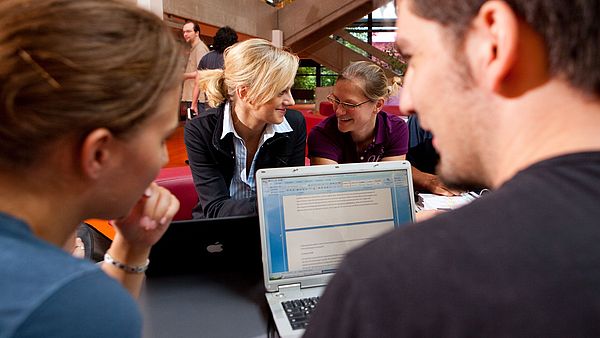 Studierende lernen gemeinsam in der Cafeteria des GW 2.