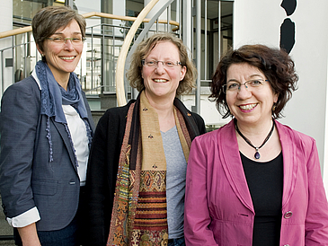 Gruppenbild mit drei Frauen.