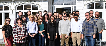 Gruppenfoto der Teilnehmer vor dem Gästehaus