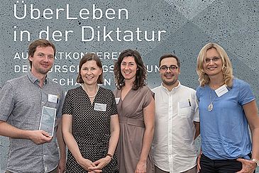 Foto vom Team Mod-Block-DDR auf Konferenz "ÜberLeben in der Diktatur". Von links nach rechts: Dr. Falk Flade, Prof. Dr. Dagmara Jajeśniak-Quast, Jarina Kühn, Konrad Walerski, Dr. Anna Steinkamp