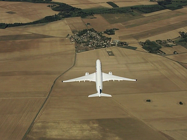 Fliegen ohne unsere Umwelt zu belasten, das wäre ein riesiger technischer Fortschritt. Wissenschaftler tüfteln an alternativen Treibstoffen ohne Kohlendioxidausstoß. Dieses synthetische Kerosin besteht nur aus Wasser, Luft und Sonne. Erste Erfolge dieser "Sun to Liquid"-Methode geben Hoffnung auf einen nachhaltigen Treibstoff.