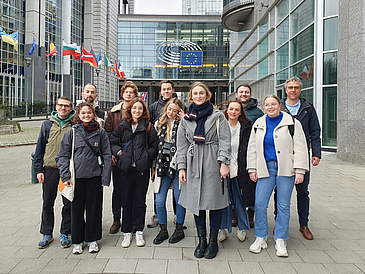 Gruppe v. Studierenden vor dem Europaparlament in Brüssel