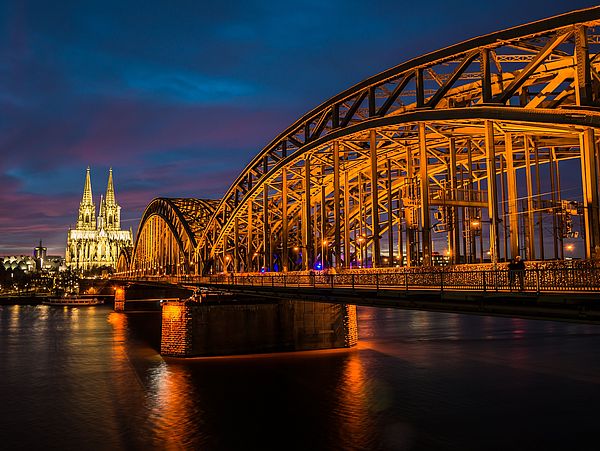 Rhein und Kölner Dom bei Nacht