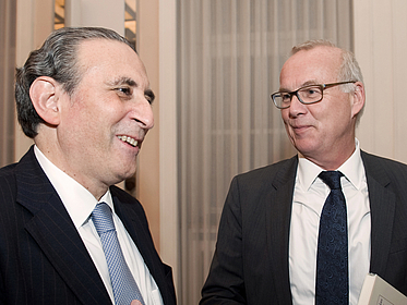 Zwei Männer im Anzug begrüßen sich