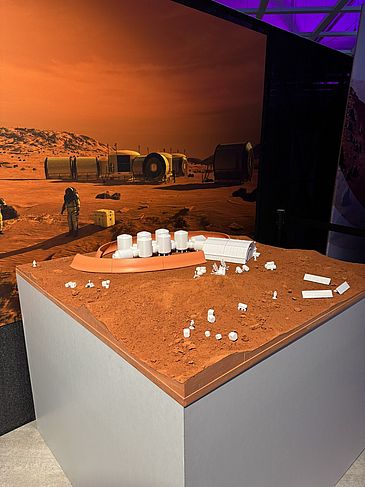 Marsmodell bestehend aus Marslandschaft mit Habiaten im Space Hub Bremen