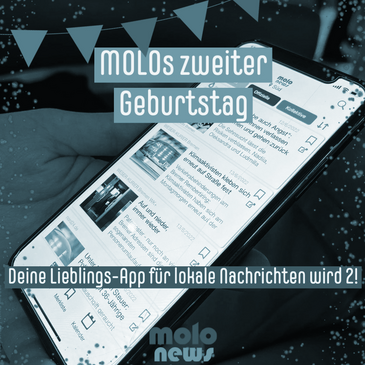 Abbildung von einem Smartphone, darüber Titel "Molos zweiter Geburtstag. Deine Lieblingsapp für lokale Nachrichten wird 2!"