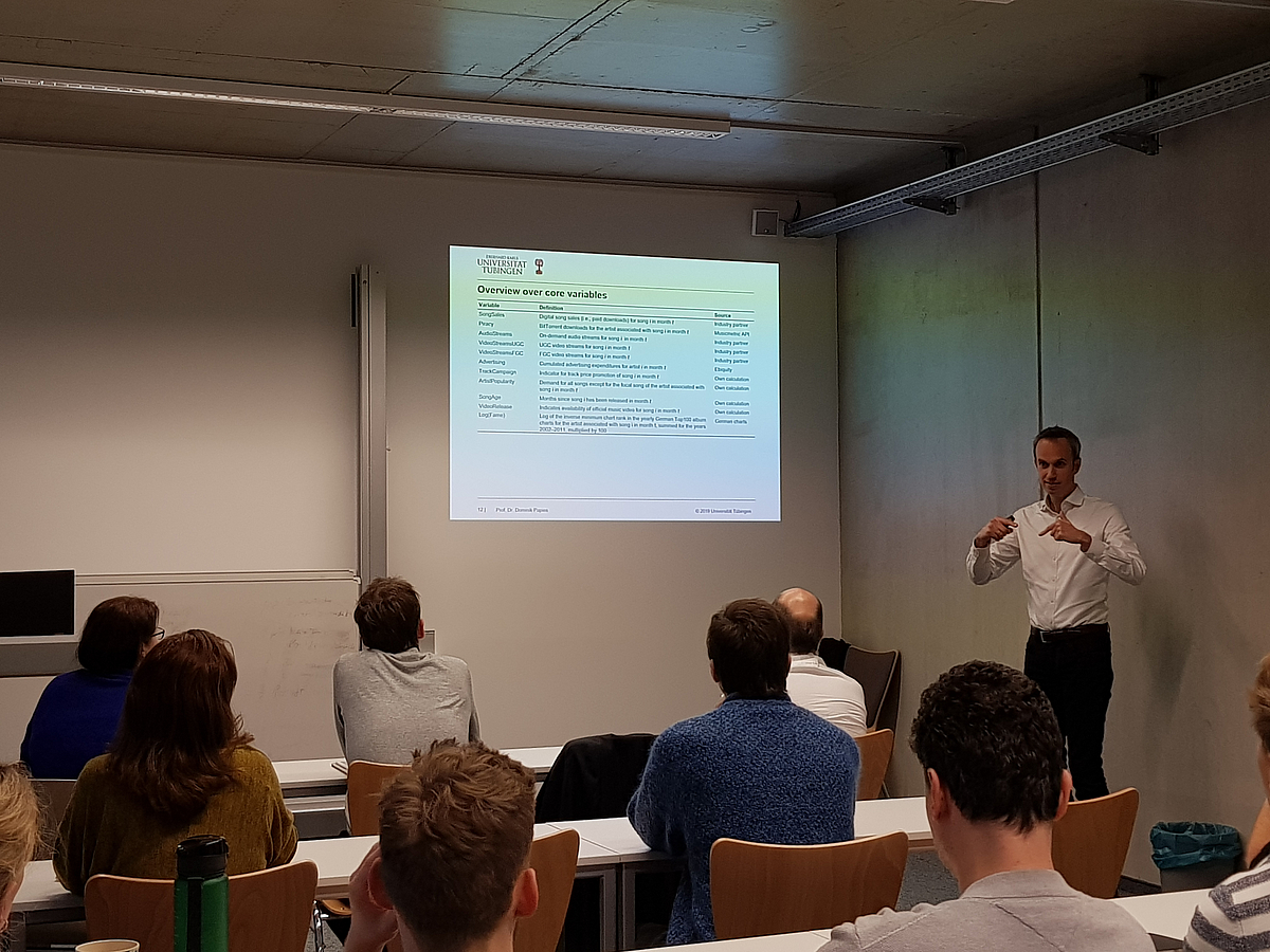 Prof. Dominik Papies